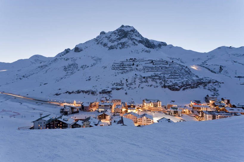 无人,家,木屋,横图,室外,白天,正面,旅游,度假,美景,山,雪,雪山,植物,大雪,路灯,照明,奥地利,欧洲,阴影,光线,影子,冰,积雪,景观,山峰,雪景,冬季,冬天,落日,灯光,山峦,娱乐,住宅,灯,树,树木,蓝色,绿色,蓝天,天空,自然,天,享受,休闲,景色,放松,寒冷,生长,晴朗,成长,照亮,冰冷,照明设备,自然风光,中欧,万里无云,严寒,奥地利共和国,冰凉,酷寒,凛冽,凛凛,极冷,夕照,福拉尔贝格,福拉尔贝格州,晴空,晴空万里,夕阳,彩图,茅舍,茅屋,棚屋,小木屋,小屋,斜阳