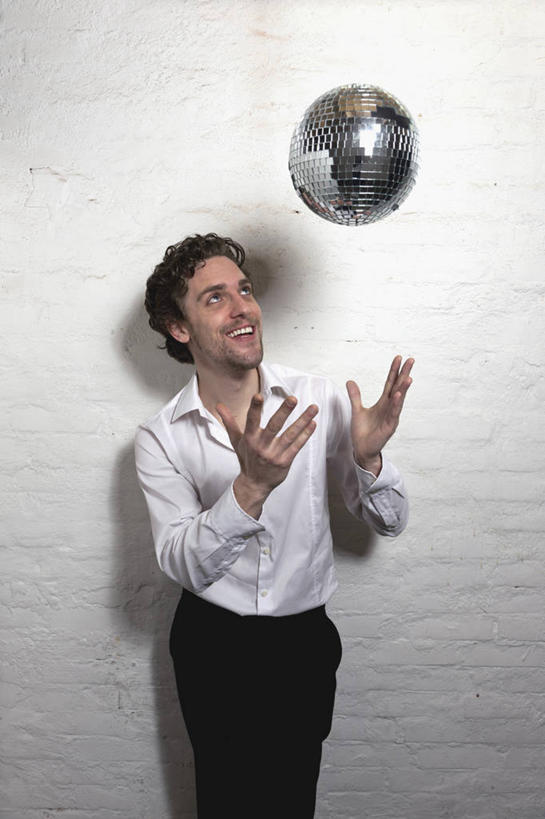 西方人,一个人,站,捧,笑,微笑,露齿笑,竖图,室内,白天,正面,衬衫,照明,欧洲,欧洲人,仅一个男性,仅一个人,仅一个中年男性,阴影,服装,反射,影子,灯光,注视,灯,衣服,灯具,观察,看,站着,服饰,观看,照亮,察看,衣着,照明设备,穿着,关注,衣饰,迪斯科球,迪斯科灯,镜面球,镜球,舞厅球,男人,男性,中年男性,白种人,端,端着,捧着,手捧,站立,半身,彩图,衬衣