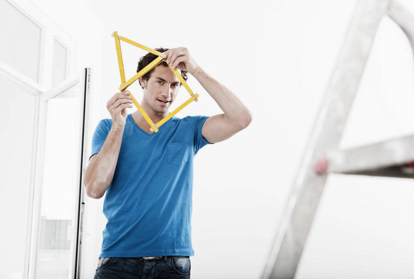 西方人,一个人,家,站,攀登,横图,室内,白天,仰视,欧洲,欧洲人,仅一个男性,仅一个人,握,服装,测量,梯子,刻度,房屋,阶梯,墙,屋子,公寓,拿,拿着,注视,休闲装,洋房,楼房,墙壁,墙面,住宅,仅一个年轻男性,衣服,黄色,蓝色,白色,尺,观察,看,站着,休闲,休闲服,爬,握着,服饰,观看,上升,测量工具,尺子,察看,衡量,绘图,关注,折尺,比例,测绘,人字梯,量具,量仪,标度,登高,男人,男性,年轻男性,白种人,攀爬,站立,半身,彩图,低角度拍摄,房子