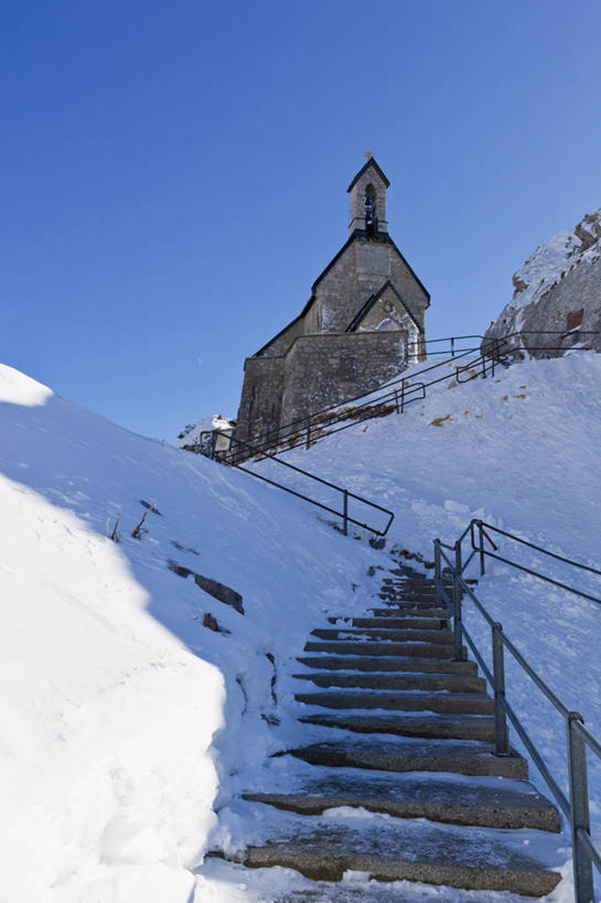 无人,教堂,栏杆,竖图,室外,白天,仰视,旅游,度假,美景,山,雪,雪山,大雪,楼梯,德国,欧洲,阿尔卑斯山,阴影,节日,光线,扶手,影子,阶梯,冰,积雪,景观,山峰,雪景,冬季,冬天,山峦,文化,娱乐,护栏,台阶,蓝色,蓝天,天空,阳光,自然,天,祈祷,享受,休闲,健康,景色,放松,寒冷,许愿,宗教,信仰,晴朗,纪念,祈求,冰冷,基督教,西欧,天主教,自然风光,信念,阿尔卑斯山脉,万里无云,德意志联邦共和国,严寒,冰凉,酷寒,凛冽,凛凛,极冷,巴伐利亚,巴伐利亚州,拜恩州,拜恩自由州,平安,晴空,晴空万里,彩图,低角度拍摄,大教堂,礼拜堂,文德尔施泰因