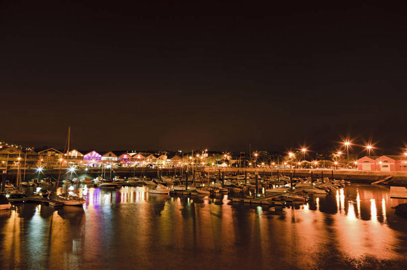 无人,家,码头,横图,室外,夜晚,正面,度假,河流,美景,水,城市风光,城市,港口,路灯,轮船,夜景,船,照明,西班牙,葡萄牙,欧洲,阴影,波纹,朦胧,模糊,光线,影子,房屋,屋子,河水,景观,水流,灯光,涟漪,首都,娱乐,楼房,里斯本,住宅,灯,倒影,水纹,交通工具,波浪,享受,休闲,景色,放松,照亮,倒映,照明设备,南欧,载具,游艇码头,埃斯特雷马杜拉,塔霍河,塔古斯河,卡塞雷斯,水晕,西班牙王国,葡萄牙共和国,反照,阿拉贡,阿拉贡自治区,卡塞雷斯省,特鲁埃尔省,彩图,房子,摆渡口,埠头,渡口,渡头,港湾,海港,口岸,阿尔坎塔拉,阿尔瓦拉辛,特茹河