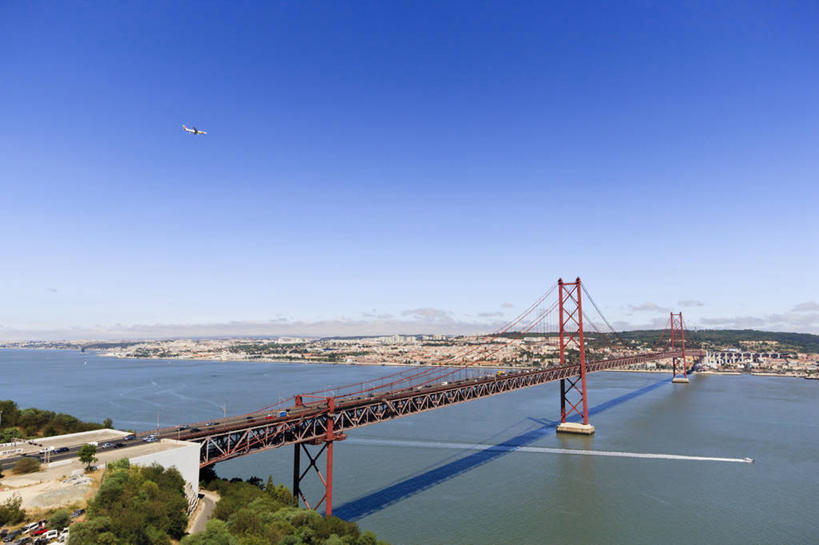 无人,家,横图,俯视,航拍,室外,白天,度假,河流,美景,水,植物,城市风光,城市,大桥,立交桥,轮船,桥梁,船,西班牙,葡萄牙,欧洲,阴影,波纹,飞溅,溅,光线,液体,影子,房屋,屋子,河水,景观,水滴,水流,高架,斜拉桥,桥,首都,娱乐,楼房,里斯本,住宅,水珠,树,树木,蓝色,绿色,蓝天,水纹,天空,阳光,自然,船尾波,交通工具,波浪,天,享受,休闲,景色,放松,生长,晴朗,成长,鸟瞰,南欧,喷洒,载具,万里无云,塔霍河,塔古斯河,西班牙王国,葡萄牙共和国,阿拉贡,阿拉贡自治区,特鲁埃尔省,晴空,晴空万里,彩图,高角度拍摄,房子,阿尔瓦拉辛,特茹河