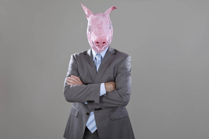 西方人,一个人,商务人士,商务男性,站,双手交叉,横图,室内,白天,正面,衬衫,欧洲,欧洲人,仅一个男性,仅一个人,仅一个中年男性,阴影,灰色背景,套装,装饰,反射,影子,粉色,站着,遮,遮掩,摄影,影棚,幽默,华丽,修饰,点缀,掩盖,双手抱胸,遮挡,商务装,猪头,工薪阶层,遮盖,衬托,美观,雅致,雅观,掩饰,男人,男性,中年男性,白种人,白领,上班族,站立,半身,彩图,影棚拍摄,衬衣,拍摄