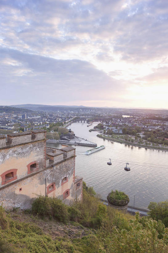 无人,家,竖图,室外,白天,正面,度假,草地,草坪,河流,美景,水,植物,城市风光,城市,船,德国,欧洲,许多,阴影,光线,影子,房屋,屋子,地平线,河水,景观,水流,云,云朵,辽阔,地面,云彩,娱乐,楼房,油轮,住宅,缆车,草,蓝色,绿色,白云,蓝天,天空,阳光,交通工具,天,享受,休闲,广阔,景色,放松,晴朗,一望无际,西欧,载具,延伸,索道,德意志联邦共和国,天地相交,无边无际,一马平川,莱茵河,莱茵兰.普法尔茨州,缆索铁路,高本斯,科布伦茨,晴空,彩图,房子,商船,油船,运输船舶,埃伦布赖特施泰因堡