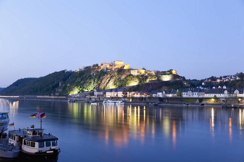 无人,家,横图,室外,白天,正面,旅游,度假,草地,草坪,河流,美景,山,山脉,水,植物,城市风光,城市,建筑,轮船,船,旗帜,德国,欧洲,阴影,波纹,光线,影子,房屋,屋子,河水,景观,山峰,水流,公寓,建筑群,灯光,涟漪,山峦,娱乐,旗子,建设,洋房,楼房,住宅,草,蓝色,绿色,倒影,蓝天,水纹,天空,交通工具,波浪,群山,天,享受,休闲,景色,放松,晴朗,倒映,西欧,载具,万里无云,德意志联邦共和国,水晕,旌旗,旗号,反照,莱茵河,莱茵兰.普法尔茨州,高本斯,科布伦茨,晴空,晴空万里,彩图,房子,埃伦布赖特施泰因堡