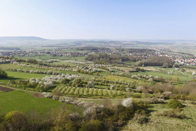 无人,家,农田,横图,室外,白天,正面,旅游,度假,幸福,纯洁,庄稼,农作物,美景,山,山脉,樱花,德国,瑞士,欧洲,阴影,盛开,光线,影子,房屋,屋子,景观,山峰,山峦,花蕾,娱乐,楼房,住宅,花,花瓣,花朵,鲜花,蓝色,蓝天,天空,阳光,自然,群山,天,花苞,花蕊,享受,休闲,景色,放松,晴朗,等待,生命,西欧,自然风光,中欧,万里无云,德意志联邦共和国,仙樱花,福岛樱,青肤樱,高尚,瑞士联邦,巴伐利亚,巴伐利亚州,拜恩州,拜恩自由州,热烈,沙夫豪森,沙夫豪森州,晴空,晴空万里,荆桃,彩图,耕地,庄稼田,房子,维森陶
