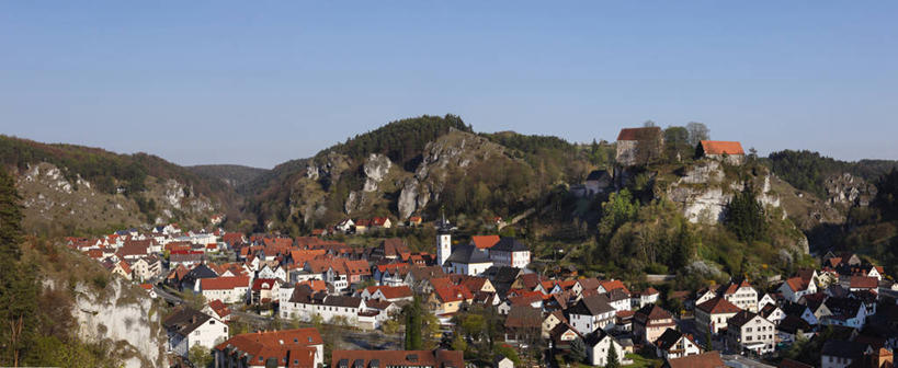 无人,横图,全景,室外,白天,正面,度假,草地,草坪,石头,美景,山,山脉,树林,植物,城市风光,城市,建筑,德国,欧洲,阴影,光线,石子,瓦片,影子,屋顶,景观,山峰,山峦,顶棚,瓦,娱乐,草,树,树木,蓝色,绿色,蓝天,天空,阳光,自然,群山,天,享受,休闲,景色,放松,建造,生长,晴朗,成长,西欧,屋瓦,万里无云,德意志联邦共和国,巴伐利亚,巴伐利亚州,拜恩州,拜恩自由州,石块,岩石,晴空,晴空万里,彩图,波滕施泰因,上弗兰肯行政区