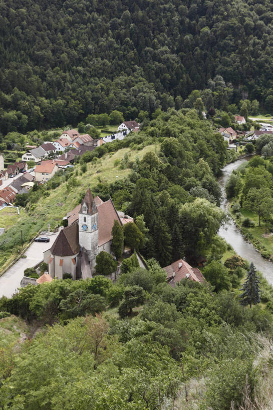 无人,家,竖图,俯视,航拍,室外,白天,旅游,度假,河流,美景,森林,山,山脉,树林,水,植物,道路,路,奥地利,欧洲,阴影,光线,影子,房屋,屋子,河水,景观,山峰,水流,小路,交通,山峦,娱乐,楼房,住宅,树,树木,绿色,阳光,自然,群山,享受,休闲,景色,放松,生长,成长,鸟瞰,自然风光,中欧,奥地利共和国,下奥地利,下奥地利州,彩图,高角度拍摄,房子,多瑙河畔克雷姆斯,梅尔克,瓦豪,瓦豪河谷,森夫滕贝格