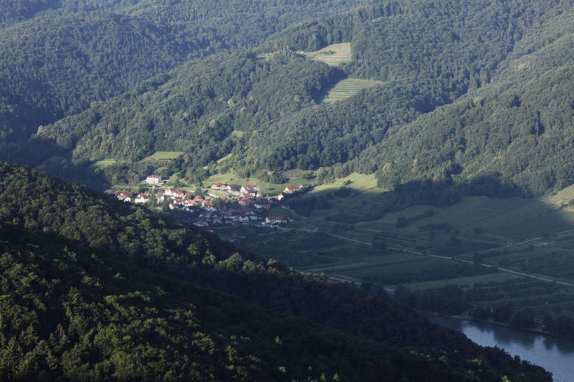无人,家,横图,俯视,航拍,室外,白天,旅游,度假,河流,美景,森林,山,山脉,树林,水,植物,奥地利,欧洲,阴影,光线,影子,房屋,屋子,河水,景观,山峰,水流,山峦,娱乐,楼房,住宅,树,树木,绿色,阳光,自然,群山,享受,休闲,景色,放松,生长,成长,鸟瞰,自然风光,中欧,多瑙河,奥地利共和国,下奥地利,下奥地利州,彩图,高角度拍摄,房子,多瑙河畔克雷姆斯,梅尔克,瓦豪,瓦豪河谷