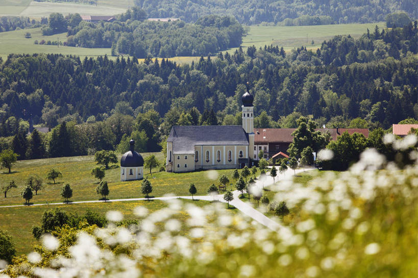 无人,家,教堂,横图,室外,白天,正面,旅游,度假,草地,草坪,美景,树林,植物,德国,欧洲,阴影,节日,朦胧,模糊,光线,影子,房屋,屋子,景观,文化,娱乐,楼房,住宅,草,树,树木,绿色,阳光,自然,祈祷,享受,休闲,健康,景色,放松,许愿,宗教,信仰,生长,成长,纪念,祈求,西欧,自然风光,信念,德意志联邦共和国,巴伐利亚,巴伐利亚州,拜恩州,拜恩自由州,平安,彩图,房子,大教堂,礼拜堂,上巴伐利亚行政区,伊尔申贝格