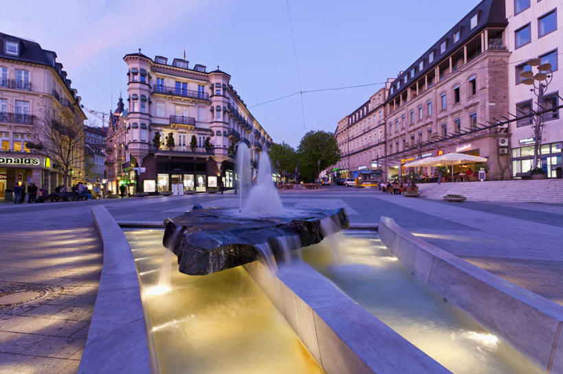 无人,家,横图,室外,白天,正面,度假,美景,植物,城市风光,城市,喷泉,照明,德国,欧洲,阴影,光线,伞,影子,雨伞,遮阳伞,房屋,屋子,景观,公寓,灯光,文化,娱乐,阳伞,洋房,楼房,住宅,灯,树,树木,绿色,自然,灯具,品味,享受,休闲,景色,放松,生长,成长,照亮,太阳伞,照明设备,西欧,水景,地灯,德意志联邦共和国,美观,巴登.符腾堡,巴登.符腾堡州,巴符州,地埋灯,巴登巴登,黑森林,设计,彩图,房子,卡尔斯鲁厄行政区