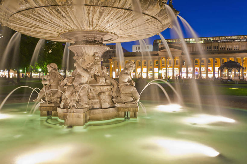 西方人,站,坐,走,横图,室外,夜晚,正面,旅游,度假,草地,草坪,植物,标志建筑,地标,建筑,夜景,雕塑,德国,欧洲,欧洲人,一排,许多,行人,游客,游人,阴影,服装,艺术,整齐,装饰,光线,雕刻,雕像,伞,影子,雨伞,遮阳伞,柱子,拱门,灯光,许多人,注视,休闲装,娱乐,阳伞,建设,路人,旅客,草,树,树木,排列,衣服,绿色,自然,工艺品,观察,看,站着,一群人,享受,休闲,休闲服,旅游胜地,放松,服饰,生长,成长,观看,纪念,美术,察看,太阳伞,西欧,队列,关注,主题,陈列,斯图加特,德意志联邦共和国,宫殿广场,功能,美学,州府,巴登.符腾堡,巴登.符腾堡州,巴符州,过客,男人,男性,年轻男性,年轻女性,女人,女性,白种人,步行,散步,站立,走路,坐着,半身,彩图