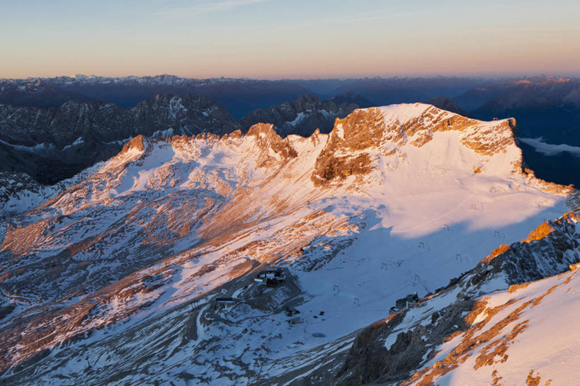 无人,横图,俯视,航拍,室外,白天,旅游,度假,石头,美景,日落,山,雪,雪山,大雪,德国,欧洲,阿尔卑斯山,石子,冰,地平线,积雪,景观,山峰,晚霞,霞光,雪景,冬季,冬天,落日,辽阔,地面,山峦,娱乐,自然,黄昏,享受,休闲,广阔,景色,彩霞,放松,寒冷,一望无际,冰冷,西欧,鸟瞰,自然风光,延伸,阿尔卑斯山脉,德意志联邦共和国,天地相交,严寒,冰凉,酷寒,凛冽,凛凛,极冷,巴伐利亚,巴伐利亚州,拜恩州,拜恩自由州,无边无际,一马平川,夕照,薄暮,楚格峰,石块,岩石,夕阳,彩图,高角度拍摄,傍晚,斜阳