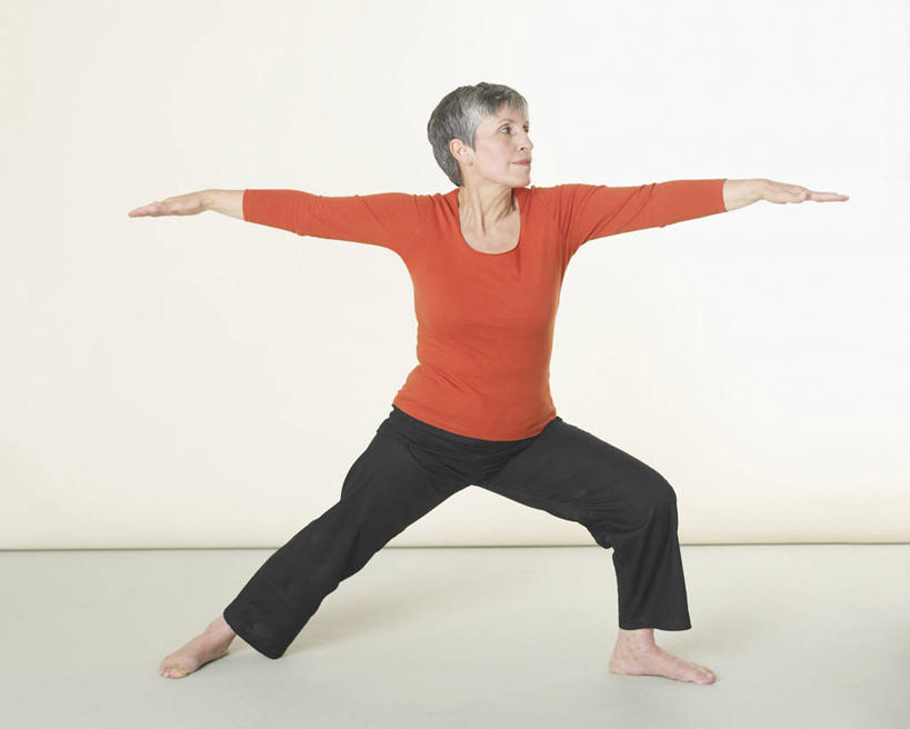 西方人,一个人,站,伸展双臂,横图,室内,白天,正面,运动服,锻炼,瑜伽,运动,欧洲,欧洲人,仅一个女性,仅一个人,服装,墙,注视,光脚,墙壁,墙面,衣服,白色,观察,看,站着,赤脚,养生,服饰,仅一个老年女性,观看,张开双腿,察看,衣着,穿着,关注,衣饰,展开双腿,体育,老年女性,女人,女性,白种人,敞开双臂,伸开双臂,展开双肩,站立,张开手臂,张开双臂,彩图,全身,健身,勇士二式,勇士式,伸展双腿,运动装