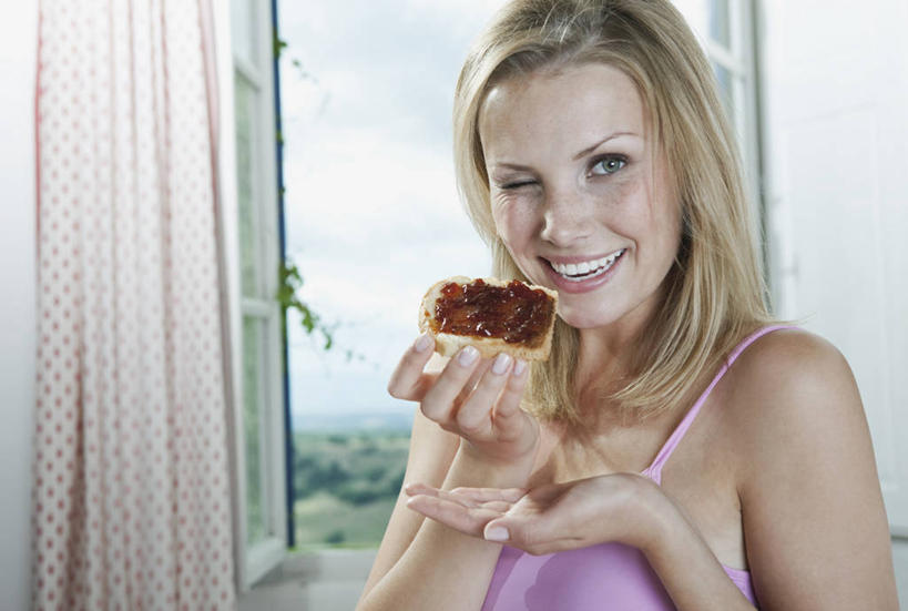 点心,面包,西方人,一个人,站,捧,笑,微笑,露齿笑,横图,室内,白天,正面,植物,窗户,窗帘,吊带,欧洲,欧洲人,仅一个年轻女性,仅一个女性,仅一个人,握,服装,朦胧,模糊,装饰,食品,面点,拿,拿着,注视,吊带衫,吐司,玻璃窗,树,树木,食物,糕点,衣服,绿色,紫色,自然,帘子,果酱,观察,看,站着,眯眼,遮阳,草莓酱,眯,握着,服饰,生长,成长,观看,法式面包,华丽,修饰,点缀,察看,衣着,穿着,关注,吐司面包,衬托,美观,雅致,雅观,果子酱,衣饰,年轻女性,女人,女性,白种人,端,端着,捧着,手捧,站立,半身,彩图,多士,听型面包