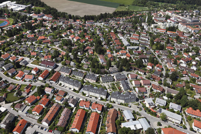 无人,家,横图,俯视,航拍,室外,白天,度假,美景,植物,城市风光,城市,德国,欧洲,纹路,纹理,房屋,屋子,景观,公寓,娱乐,洋房,楼房,住宅,树,树木,绿色,自然,享受,休闲,景色,放松,生长,成长,西欧,鸟瞰,德意志联邦共和国,肌理,巴伐利亚,巴伐利亚州,拜恩州,拜恩自由州,彩图,高角度拍摄,房子,上巴伐利亚行政区