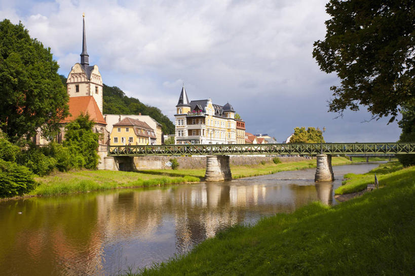 无人,家,横图,室外,白天,正面,旅游,度假,草地,草坪,河流,石头,水,植物,标志建筑,地标,建筑,德国,欧洲,阴影,光线,石子,影子,房屋,屋子,河水,水流,云,云朵,天桥,桥,云彩,娱乐,建设,楼房,住宅,草,树,树木,蓝色,绿色,白云,蓝天,天空,阳光,天,享受,休闲,旅游胜地,放松,生长,晴朗,成长,人行桥,西欧,德意志联邦共和国,图林根,石块,晴空,彩图,房子,图林根州