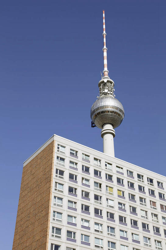 无人,高楼大厦,竖图,室外,白天,仰视,度假,美景,城市风光,标志建筑,城市,大厦,地标,建筑,摩天大楼,德国,欧洲,景观,首都,娱乐,建设,柏林,蓝色,蓝天,天空,天,享受,休闲,景色,放松,晴朗,西欧,电视塔,万里无云,德意志联邦共和国,柏林州,柏林电视塔,亚历山大广场,晴空,晴空万里,彩图,低角度拍摄,大楼,高层建筑,高楼,摩天楼,米特区