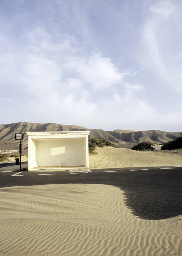 无人,竖图,室外,白天,正面,度假,美景,沙漠,山,山脉,城市风光,城市,指示牌,西班牙,欧洲,阴影,光线,标志,文字,影子,景观,山峰,云,云朵,山峦,云彩,娱乐,标识,蓝色,白云,蓝天,天空,阳光,群山,天,享受,休闲,景色,放松,晴朗,加纳利群岛,南欧,加那利群岛,西班牙王国,兰萨罗特岛,大漠,砂漠,晴空,彩图,汽车车站,汽车站