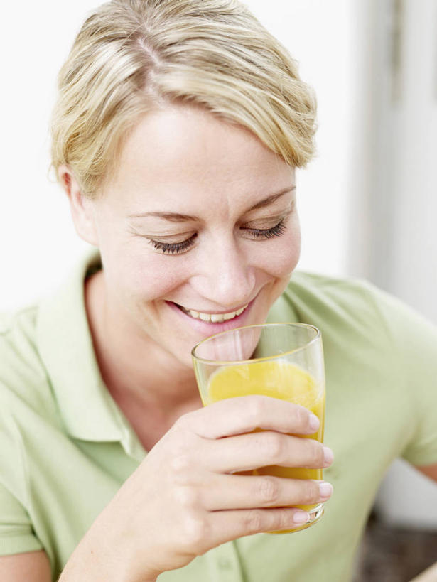 果汁,西方人,脸,头,脸颊,手,头发,一个人,坐,闭眼,笑,微笑,露齿笑,竖图,室内,特写,白天,正面,杯子,欧洲,欧洲人,仅一个女性,仅一个人,服装,饮品,拿,拿着,休闲装,肩膀,玻璃制品,饮料,衣服,水杯,仅一个中年女性,休闲,手部,休闲服,金色,服饰,单手,可口,适口,女人,女性,中年女性,白种人,头部,脸部,脸蛋,面部,玻璃杯,闭眼睛,闭着眼,闭着眼睛,坐着,半身,彩图