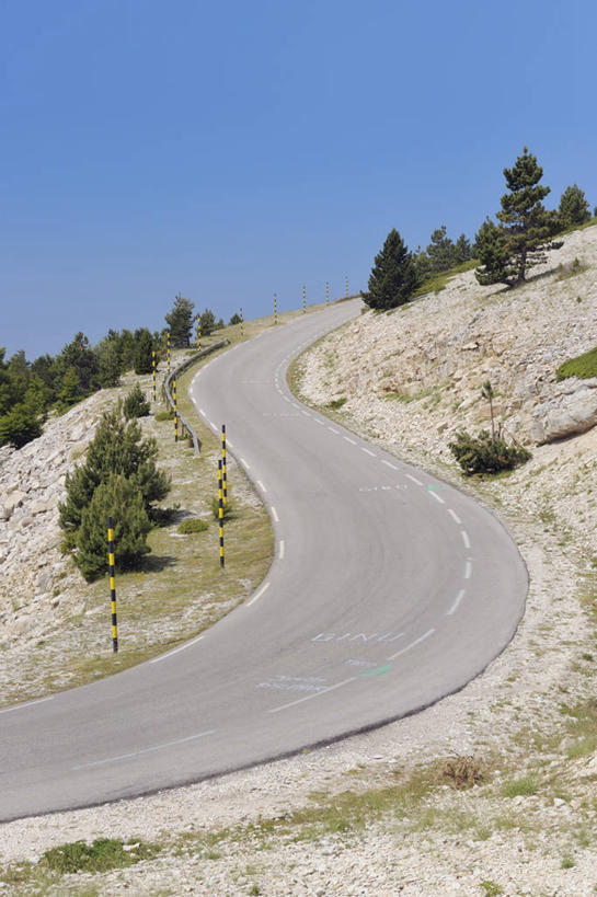 无人,栏杆,竖图,室外,白天,仰视,度假,美景,山,山脉,植物,城市风光,城市,道路,路,公路,法国,欧洲,阴影,曲折,弯曲,光线,影子,景观,山峰,围栏,交通,山峦,娱乐,护栏,树,树木,蓝色,绿色,蓝天,天空,阳光,自然,群山,天,享受,休闲,景色,放松,蜿蜒,生长,晴朗,成长,沃克吕兹省,万里无云,法兰西共和国,法兰西第五共和国,普罗旺斯.阿尔卑斯.蓝色海岸,晴空,晴空万里,马路,彩图,低角度拍摄