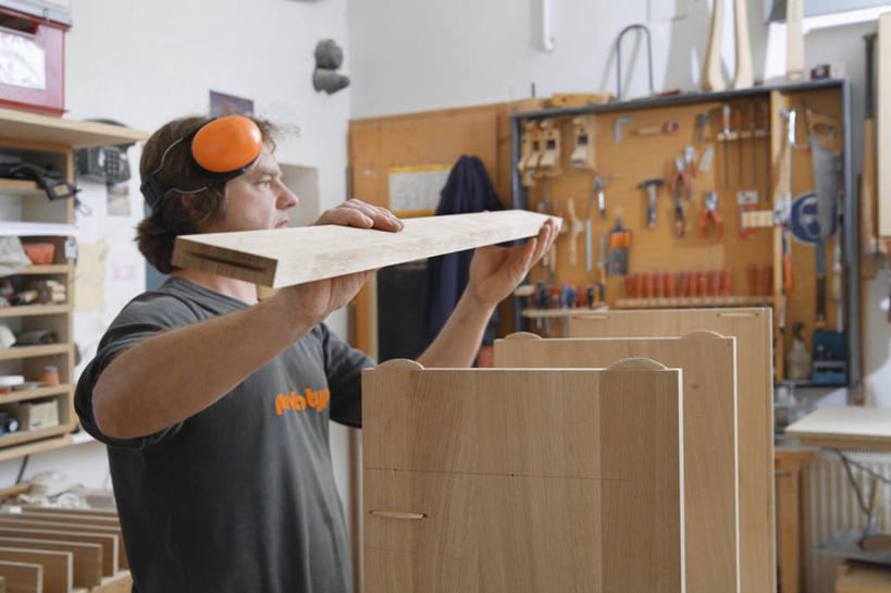 西方人,一个人,木匠,工厂,站,举,横图,室内,白天,侧面,安全,车间,建材,建筑,欧洲,欧洲人,仅一个男性,仅一个人,仅一个中年男性,服装,材料,工具,木板,木材,墙,防护,拿,拿着,注视,休闲装,墙壁,墙面,木柴,衣服,观察,看,托,站着,休闲,休闲服,建造,服饰,木料,耳罩,观看,保护,察看,关注,保险,隔音,耳套,保全,周全,安稳,安定,耳护,对象,平安,男人,男性,中年男性,白种人,木工,举起,举手,举着,向上举,向上伸,向上托,站立,半身,彩图,制造厂,东西