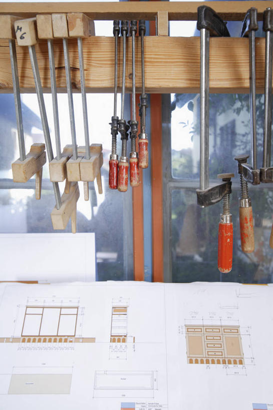 无人,竖图,室内,白天,正面,窗户,一排,许多,连接,组合,整齐,工具,图纸,设计图,很多,玻璃窗,排列,锯子,链接,固定,五金,切割,紧固,队列,拼接,拼凑,锯,工程图,草图,蓝图,拼合,凑集,聚合,撮合,链结,牢固,夹持,夹钳,设计,彩图,割