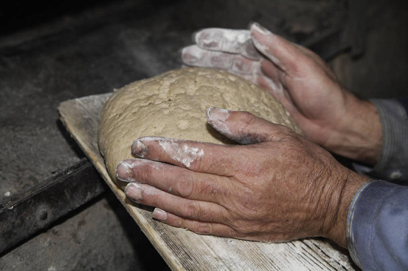 点心,面包,西方人,手,一个人,摸,横图,俯视,室内,特写,白天,工作服,制服,欧洲,欧洲人,双手,仅一个男性,仅一个人,抚摸,圆形,粉末,图形,圆,面粉,食品,面点,几何,粮食,食物,糕点,仅一个老年男性,手部,粉,农产品,数学,面点师,烘焙师,原材料,粉状,工作制服,老年男性,男人,男性,白种人,触摸,接触,半身,彩图,高角度拍摄,工作套服,几何图形,平面图形