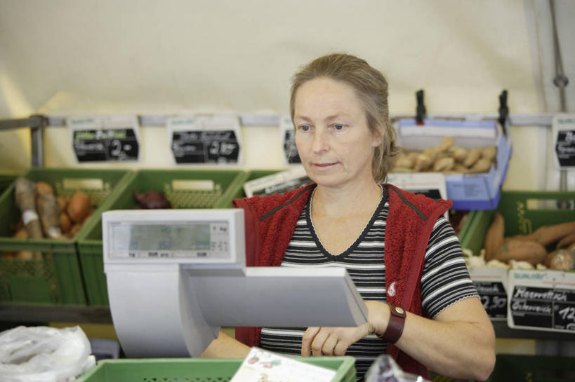 西方人,一个人,站,横图,室内,白天,正面,仪器,蔬菜,土豆,欧洲,欧洲人,仅一个女性,仅一个人,一堆,许多,指,堆积,服装,新鲜,时间,时钟,手表,塑料,山药,食品,电子秤,计时,注视,指点,休闲装,货摊,货架,架子,食物,衣服,容器,塑料制品,箱子,钟表,观察,看,站着,仅一个中年女性,休闲,休闲服,表,服饰,有机食品,绿色食品,观看,储藏,堆,腕表,察看,衡量,指向,储存,关注,陈列架,计量,馍馍蛋,衡器,薯蓣,怀山药,淮山药,玉延,山薯,女人,女性,中年女性,白种人,秤,钟,洋芋,山药蛋,马铃薯,站立,半身,彩图,贮存,电子称