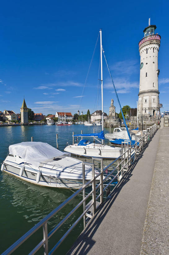 无人,栏杆,码头,竖图,室外,白天,正面,度假,海浪,海洋,美景,城市风光,城市,道路,港口,轮船,船,德国,欧洲,阴影,光线,信息,影子,景观,浪花,云,云朵,围栏,灯塔,交通,云彩,方向,娱乐,护栏,蓝色,白云,蓝天,天空,阳光,海水,交通工具,天,享受,休闲,景色,放松,晴朗,引导,指引,西欧,载具,海景,德意志联邦共和国,巴伐利亚,巴伐利亚州,拜恩州,拜恩自由州,航标,林道,大海,风浪,海,海水的波动,近岸浪,涌浪,晴空,彩图,摆渡口,埠头,渡口,渡头,港湾,海港,货运码头,口岸,商港,导航