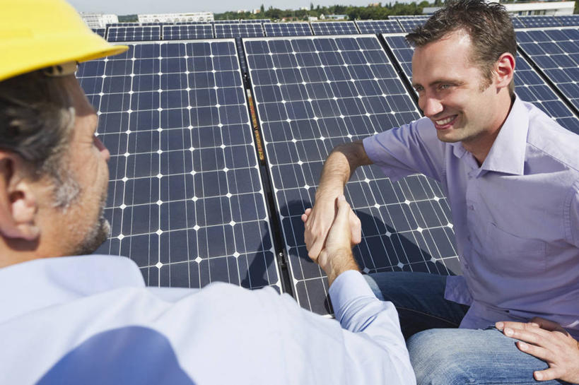 西方人,两个人,同事,商务人士,商务男性,蹲,握手,笑,微笑,露齿笑,横图,俯视,室外,白天,衬衫,成功,合作,团队,集体,信心,太阳能,帽子,欧洲,欧洲人,阴影,套装,环保,光线,头盔,影子,扭头,注视,队伍,阳光,安全帽,观察,看,转头,能源,观看,存储,回收,资源,察看,领导,成就,储存,关注,商务装,合伙,领袖,利用,工薪阶层,低碳,循环,持续,太阳能电池板,男人,男性,中年男性,白种人,白领,上班族,搀手,蹲着,拉手,手搀手,手拉手,手牵手,手握手,半身,彩图,高角度拍摄,衬衣