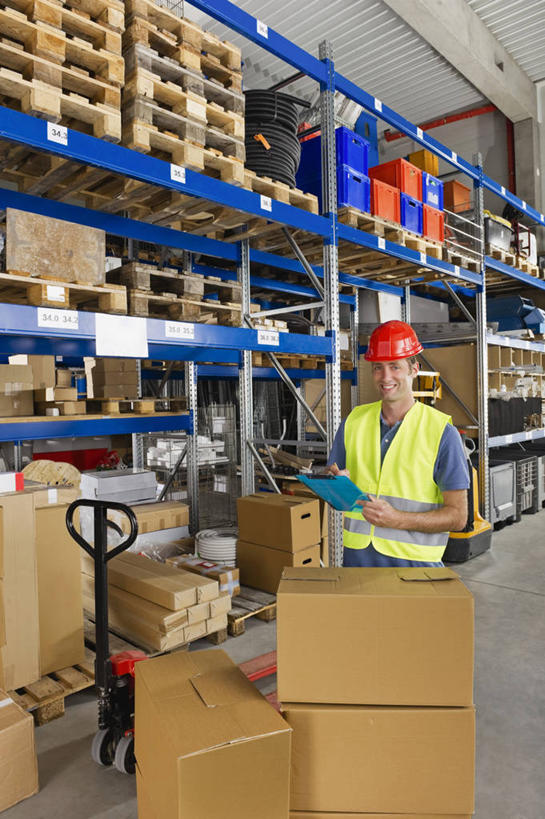 西方人,一个人,站,笑,微笑,露齿笑,竖图,室内,白天,正面,工作服,制服,帽子,欧洲,欧洲人,仅一个男性,仅一个人,仅一个中年男性,握,包装,头盔,纸箱,拿,拿着,注视,货架,架子,车,工人,安全帽,容器,手推车,箱子,观察,看,站着,握着,观看,察看,便利,存放,关注,载具,纸板箱,记录板,陈列架,货仓,记事板,包装箱,快捷,方便,工作制服,寄存,寄放,暂存,男人,男性,中年男性,白种人,员工,站立,半身,彩图,工作套服,安全服,反光背心,反光服,反光衣,匠人,劳动者,体力工,堆栈