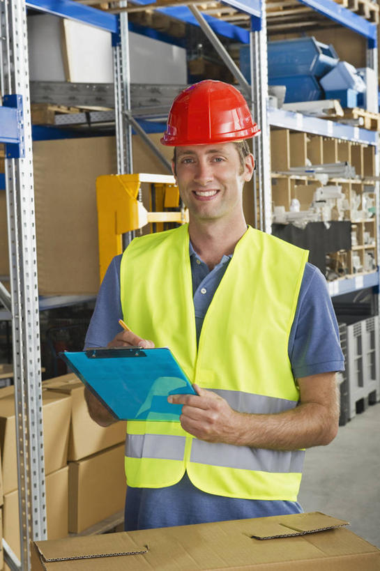 西方人,一个人,站,笑,微笑,露齿笑,竖图,室内,白天,正面,工作服,制服,帽子,欧洲,欧洲人,仅一个男性,仅一个人,仅一个中年男性,握,包装,头盔,纸箱,拿,拿着,注视,货架,架子,工人,安全帽,容器,箱子,观察,看,站着,握着,观看,察看,关注,纸板箱,记录板,陈列架,货仓,记事板,包装箱,工作制服,男人,男性,中年男性,白种人,员工,站立,半身,彩图,工作套服,安全服,反光背心,反光服,反光衣,匠人,劳动者,体力工,堆栈
