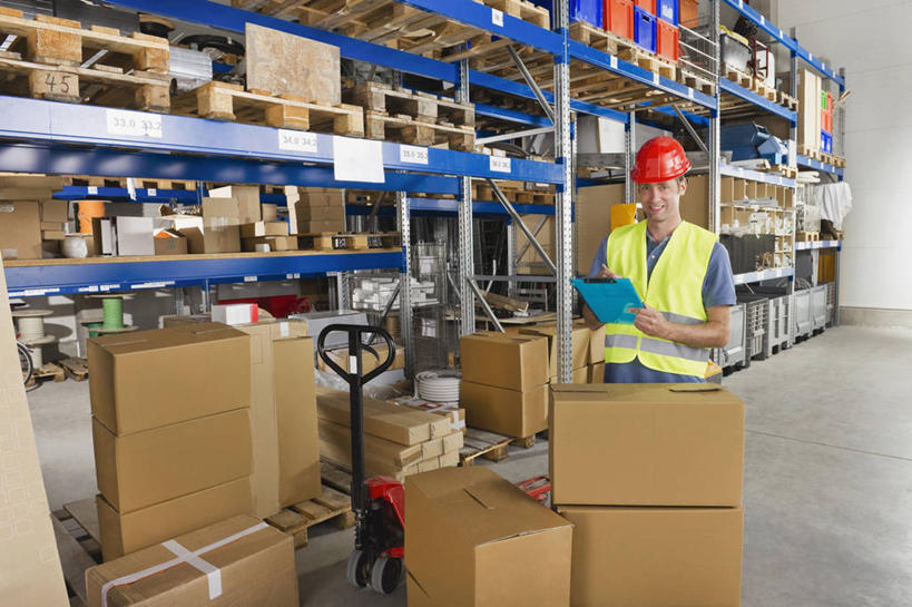 西方人,一个人,站,笑,微笑,露齿笑,横图,室内,白天,正面,工作服,制服,帽子,欧洲,欧洲人,仅一个男性,仅一个人,仅一个中年男性,包装,头盔,纸箱,拿,拿着,注视,货架,架子,车,工人,安全帽,容器,手推车,箱子,观察,看,站着,观看,察看,便利,存放,关注,载具,纸板箱,记录板,陈列架,货仓,记事板,包装箱,快捷,方便,工作制服,寄存,寄放,暂存,男人,男性,中年男性,白种人,员工,站立,半身,彩图,工作套服,安全服,反光背心,反光服,反光衣,匠人,劳动者,体力工,堆栈