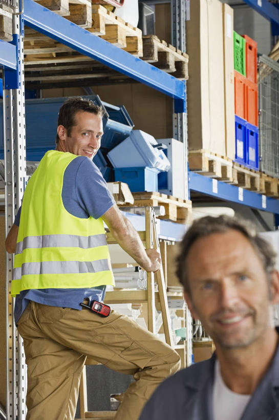 西方人,背部,两个人,同事,站,笑,攀登,微笑,露齿笑,竖图,室内,白天,正面,工作服,制服,成功,合作,团队,集体,信心,欧洲,欧洲人,握,朦胧,模糊,包装,梯子,纸箱,阶梯,扭头,注视,队伍,货架,架子,工人,容器,箱子,扶,观察,看,站着,转头,爬,握着,观看,上升,察看,领导,扶着,成就,关注,纸板箱,陈列架,合伙,领袖,货仓,包装箱,人字梯,登高,工作制服,男人,男性,中年男性,白种人,员工,攀爬,站立,半身,彩图,工作套服,安全服,反光背心,反光服,反光衣,匠人,劳动者,体力工,堆栈