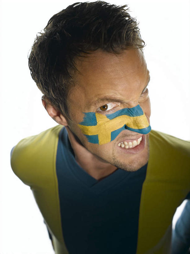 西方人,脸,头,脸颊,一个人,站,竖图,俯视,室内,特写,白天,白色背景,旗帜,国旗,欧洲,欧洲人,仅一个男性,仅一个人,服装,艺术,彩绘,注视,文化,肩膀,仅一个年轻男性,衣服,观察,看,站着,愤怒,摄影,服饰,影棚,观看,察看,气愤,衣着,穿着,关注,人体彩绘,美观,衣饰,纹身彩绘,男人,男性,年轻男性,白种人,头部,脸部,脸蛋,面部,旗,站立,半身,彩图,高角度拍摄,影棚拍摄,拍摄