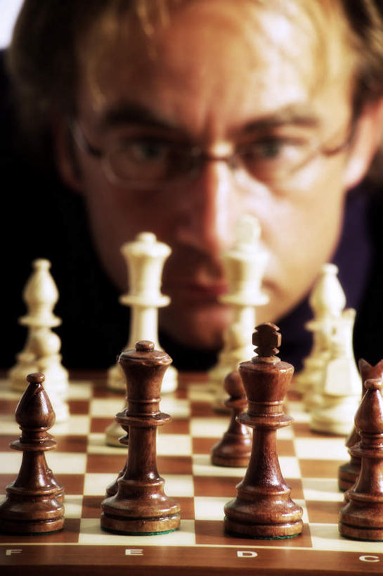 西方人,脸,头,脸颊,一个人,竖图,室内,特写,白天,正面,游戏,快乐,比赛,竞争,欧洲,欧洲人,仅一个男性,仅一个人,仅一个中年男性,戴,阴影,服装,朦胧,模糊,反射,眼镜,影子,玩,注视,休闲装,娱乐,衣服,象棋,观察,看,休闲,休闲服,棋盘,国际象棋,益智,服饰,观看,活动,戴着,察看,发泄,关注,消遣,智力,近视眼镜,宣泄,男人,男性,中年男性,白种人,头部,脸部,脸蛋,面部,玩耍,嬉戏,半身,彩图