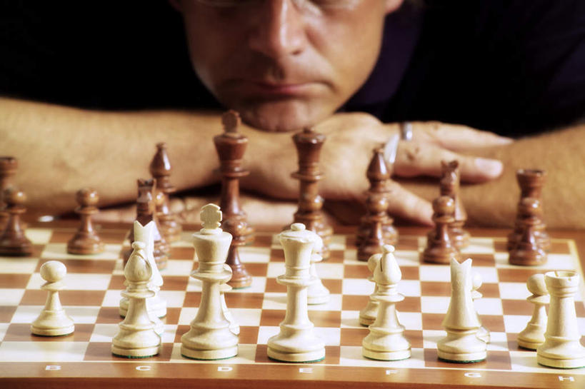 西方人,脸,头,脸颊,一个人,横图,室内,特写,白天,正面,爱情,游戏,快乐,比赛,竞争,欧洲,欧洲人,仅一个男性,仅一个人,仅一个中年男性,戴,阴影,服装,朦胧,模糊,反射,眼镜,影子,浪漫,玩,注视,休闲装,娱乐,装饰品,一个,衣服,戒指,饰品,首饰,象棋,观察,看,趴着,休闲,休闲服,棋盘,国际象棋,恩爱,益智,服饰,单个,观看,活动,信物,戴着,察看,权利,发泄,关注,消遣,智力,近视眼镜,宣泄,手饰,男人,男性,中年男性,白种人,头部,脸部,脸蛋,面部,趴,玩耍,嬉戏,半身,彩图