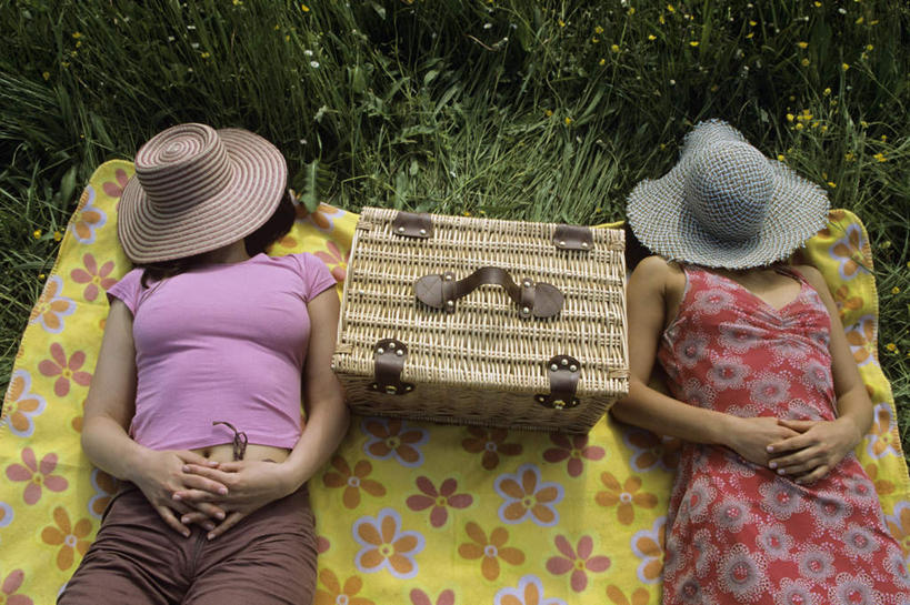 西方人,两个人,伙伴,朋友,躺,睡,双手交叉,横图,俯视,室外,白天,裙子,友谊,草地,草坪,植物,帽子,欧洲,欧洲人,阴影,连衣裙,服装,光线,草帽,篮子,影子,休闲装,草,一个,衣服,绿色,阳光,休闲,休闲服,遮,服饰,单个,遮挡,遮盖,遮蔽,食物篮,友情,年轻女性,女人,女性,白种人,困,困觉,寝息,十字手,睡觉,躺着,半身,彩图,高角度拍摄,野餐篮