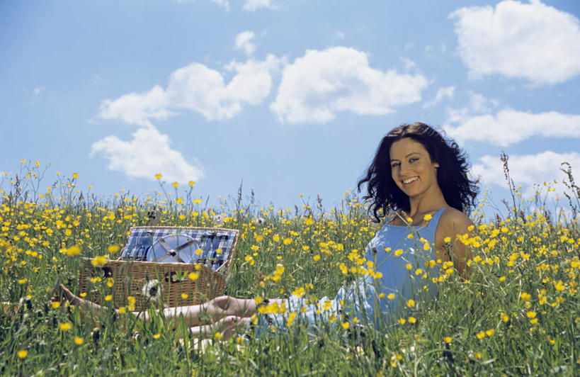 西方人,一个人,笑,微笑,露齿笑,横图,室外,白天,正面,游戏,草地,草坪,花海,花圃,植物,叶子,欧洲,欧洲人,仅一个年轻女性,仅一个女性,仅一个人,阴影,服装,盛开,光线,篮子,影子,云,云朵,玩,花蕾,云彩,注视,休闲装,娱乐,草,花,花瓣,花朵,花卉,鲜花,衣服,绿色,白云,蓝天,天空,阳光,花丛,花束,花田,天,花苞,花蕊,观察,看,休闲,休闲服,服饰,观看,察看,关注,食物篮,年轻女性,女人,女性,白种人,玩耍,嬉戏,彩图,全身,野餐篮