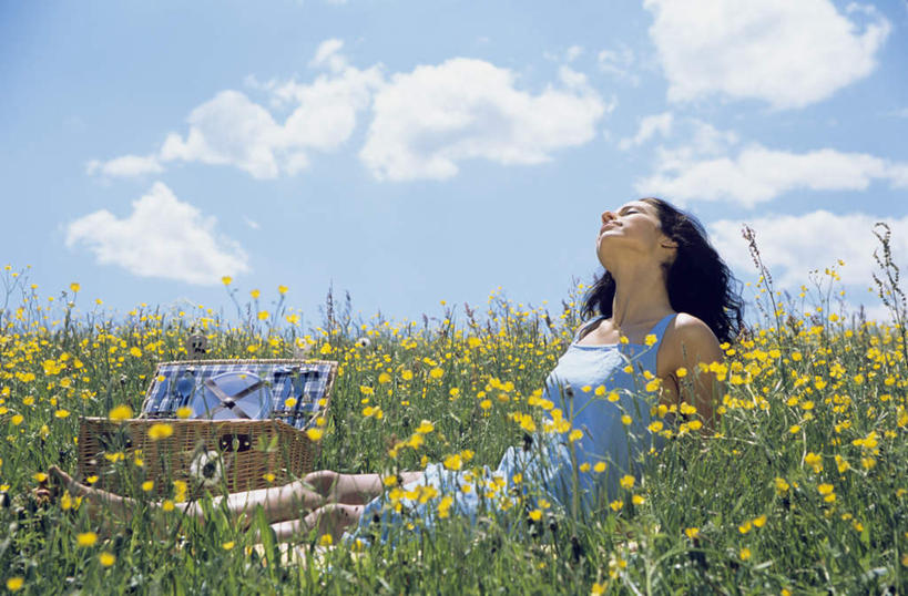 西方人,一个人,闭眼,笑,微笑,露齿笑,横图,室外,白天,正面,游戏,草地,草坪,花海,花圃,植物,叶子,欧洲,欧洲人,仅一个年轻女性,仅一个女性,仅一个人,阴影,服装,盛开,光线,篮子,影子,云,云朵,玩,花蕾,云彩,休闲装,娱乐,草,花,花瓣,花朵,花卉,鲜花,衣服,绿色,白云,蓝天,天空,阳光,花丛,花束,花田,天,花苞,花蕊,休闲,休闲服,服饰,食物篮,年轻女性,女人,女性,白种人,闭眼睛,闭着眼,闭着眼睛,抬头,玩耍,嬉戏,仰头,彩图,全身,野餐篮