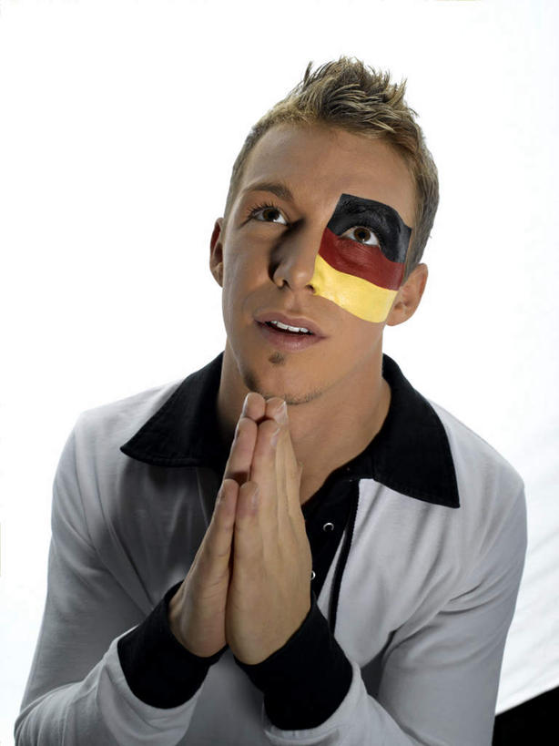 西方人,一个人,站,竖图,俯视,室内,白天,白色背景,旗帜,国旗,德国,欧洲,欧洲人,仅一个男性,仅一个人,服装,祝福,注视,休闲装,虔诚,仅一个年轻男性,衣服,观察,看,祈祷,双手合十,站着,休闲,休闲服,摄影,服饰,影棚,观看,察看,西欧,关注,感谢,合掌,德意志联邦共和国,合十礼,合掌礼,合十,莲华合掌,感恩,男人,男性,年轻男性,白种人,旗,抬头,仰头,站立,半身,彩图,高角度拍摄,影棚拍摄,拍摄