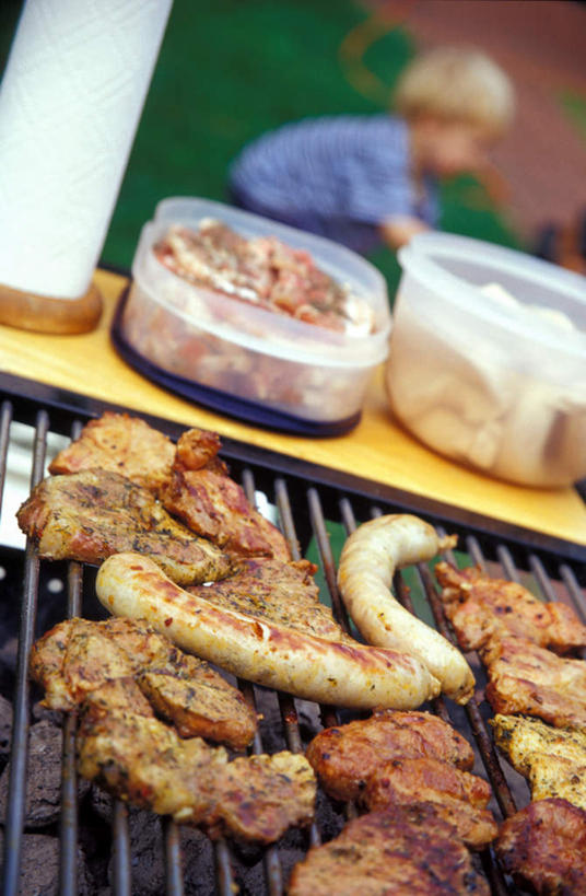 西方人,儿童,一个人,坐,竖图,俯视,室外,白天,烧烤,纯洁,欧洲,欧洲人,仅一个男性,仅一个人,服装,朦胧,模糊,饭盒,肉,香肠,烤架,烤肉,休闲装,肉类,小孩,衣服,仅一个小孩,休闲,休闲服,铁架,可爱,童年,童趣,服饰,肉食,童真,烂漫,无邪,天真,男孩,男人,男性,白种人,孩子,坐着,半身,彩图,高角度拍摄,男生