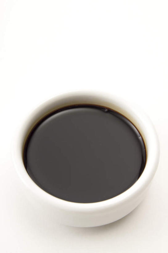 无人,竖图,俯视,室内,特写,白天,白色背景,陶瓷,调料,陶瓷制品,调味品,调味料,酱油,一个,白色,黑色,碗,摄影,影棚,单个,彩图,高角度拍摄,影棚拍摄,拍摄