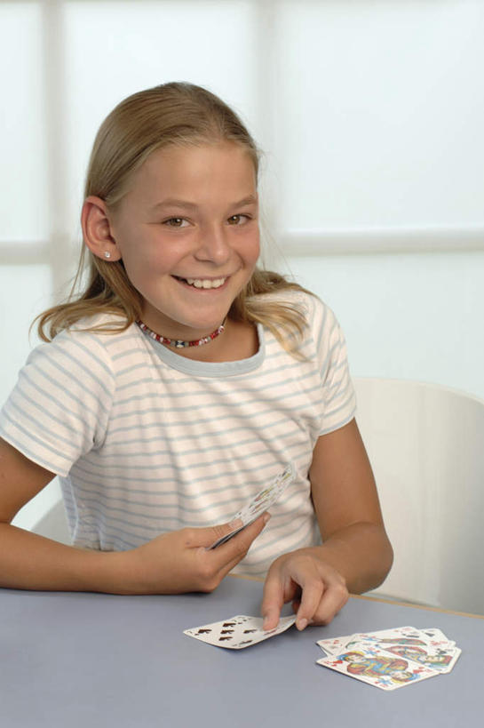 西方人,儿童,一个人,笑,微笑,露齿笑,竖图,室内,白天,正面,纯洁,扑克牌,欧洲,欧洲人,仅一个女性,仅一个人,一排,服装,拿,拿着,注视,休闲装,排列,小孩,衣服,观察,看,仅一个小孩,休闲,休闲服,可爱,童年,童趣,服饰,观看,牌,察看,队列,关注,童真,烂漫,无邪,天真,女孩,女人,女性,白种人,孩子,半身,彩图,女生