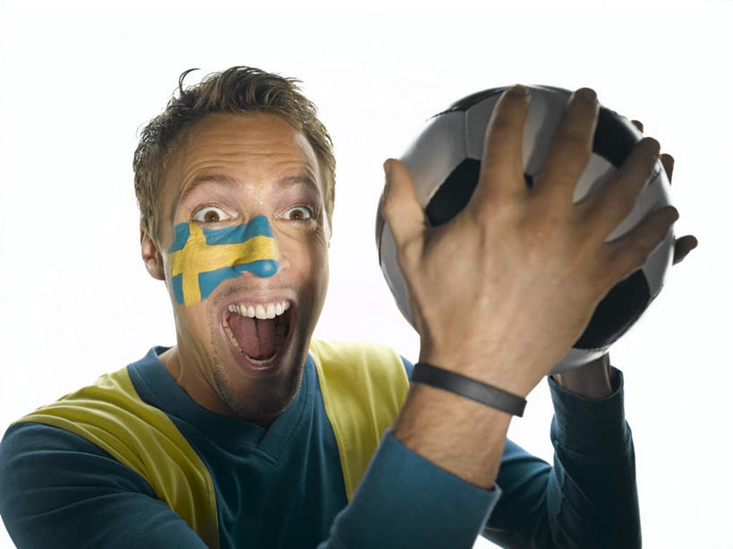 西方人,一个人,站,捧,笑,微笑,露齿笑,横图,室内,白天,白色背景,正面,运动服,化妆,美容,锻炼,运动,足球,旗帜,国旗,欧洲,欧洲人,仅一个男性,仅一个人,护肤,服装,惊讶,艺术,彩绘,足球装备,注视,休闲装,文化,运动器械,仅一个年轻男性,衣服,观察,看,站着,张嘴,保养,享受,休闲,休闲服,健身器械,放松,保健,摄影,服饰,影棚,观看,吃惊,察看,关注,健身器材,张大嘴巴,人体彩绘,养颜,美观,蹴鞠,纹身彩绘,体育,足球运动,男人,男性,年轻男性,白种人,旗,张开嘴,端,端着,捧着,手捧,站立,半身,彩图,影棚拍摄,健身,拍摄,瑞典国旗,运动器材