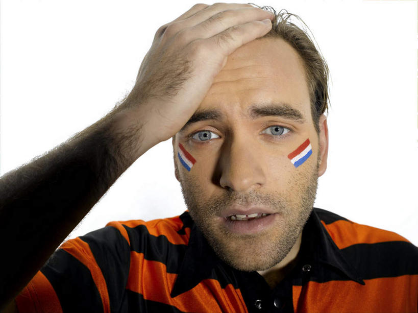 西方人,脸,头,脸颊,胡须,一个人,站,摸,横图,室内,特写,白天,白色背景,正面,运动服,化妆,美容,锻炼,绘画,运动,旗帜,国旗,欧洲,欧洲人,仅一个男性,仅一个人,抚摸,护肤,服装,艺术,彩绘,注视,休闲装,文化,仅一个年轻男性,衣服,观察,看,站着,保养,享受,休闲,休闲服,放松,保健,摄影,服饰,影棚,观看,察看,关注,人体彩绘,养颜,美观,纹身彩绘,体育,男人,男性,年轻男性,白种人,头部,胡子,小胡子,脸部,脸蛋,面部,旗,触摸,画画,接触,站立,半身,彩图,影棚拍摄,健身,拍摄,荷兰国旗