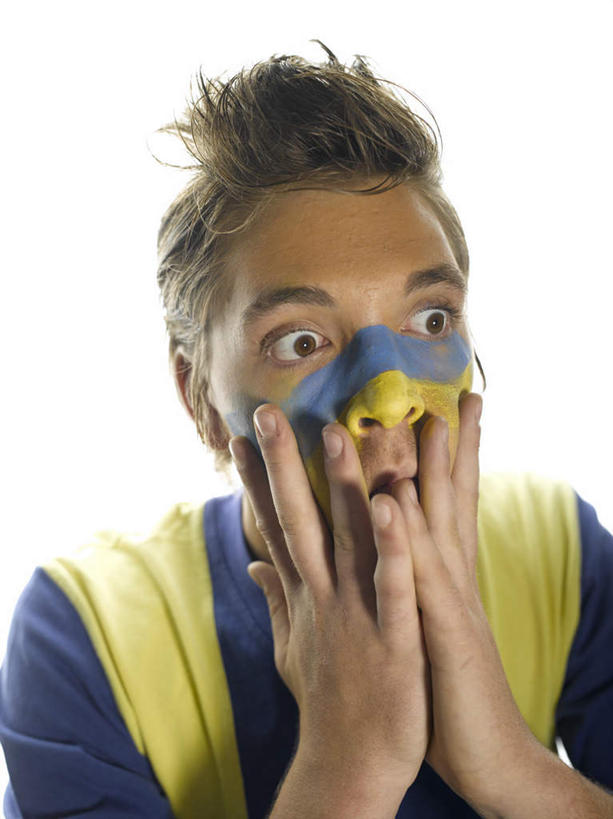 西方人,脸,头,脸颊,手掌,一个人,站,竖图,室内,特写,白天,白色背景,正面,化妆,美容,锻炼,绘画,运动,旗帜,国旗,欧洲,欧洲人,仅一个男性,仅一个人,护肤,服装,惊讶,艺术,彩绘,注视,休闲装,文化,仅一个年轻男性,衣服,观察,看,站着,保养,享受,休闲,休闲服,放松,保健,摄影,服饰,影棚,观看,吃惊,察看,关注,意外,人体彩绘,养颜,美观,纹身彩绘,体育,男人,男性,年轻男性,白种人,头部,脸部,脸蛋,面部,旗,画画,站立,半身,彩图,影棚拍摄,健身,拍摄