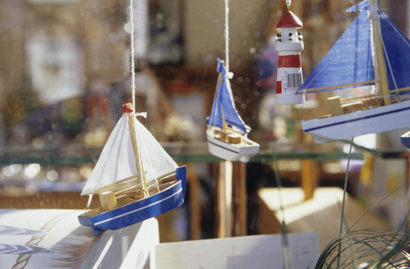 帆船,无人,商店,横图,室外,特写,白天,正面,购物,游戏,消费,道路,船,玩具,欧洲,荷兰,吊挂,悬挂,朦胧,模糊,信息,灯塔,交通,挂,玩,方向,娱乐,商铺,交通工具,休闲,益智,金融,引导,指引,活动,西欧,发泄,消遣,智力,载具,选购,贸易,宣泄,血拼,荷兰王国,尼德兰王国,市肆,商号,航标,泽兰省,玩耍,嬉戏,彩图,店铺,导航