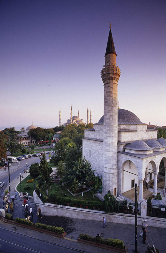 无人,竖图,俯视,室外,白天,旅游,度假,植物,标志建筑,道路,地标,建筑,路,公路,土耳其,亚洲,阴影,节日,光线,影子,交通,首都,文化,娱乐,建设,树,树木,蓝色,绿色,蓝天,天空,阳光,自然,天,祈祷,享受,休闲,健康,旅游胜地,放松,许愿,宗教,信仰,生长,晴朗,成长,纪念,祈求,伊斯兰教,清真寺,西亚,伊斯坦布尔,万里无云,蓝色清真寺,素檀何密清真寺,平安,晴空,晴空万里,马路,彩图,高角度拍摄,土耳其共和国